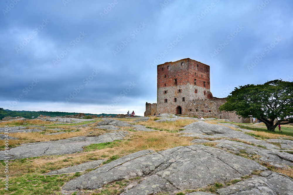 Mittelalterliche Burg Hammershus auf der dänischen Insel Bornholm an einem wolkigen Tag