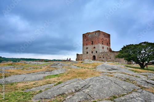 Mittelalterliche Burg Hammershus auf der d  nischen Insel Bornholm an einem wolkigen Tag