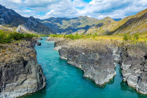 Foto View of the Katun river with Oroktoisky bridge