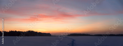 Sonnenuntergang über dem Schneefeld mit schönen Abendrot Himmel