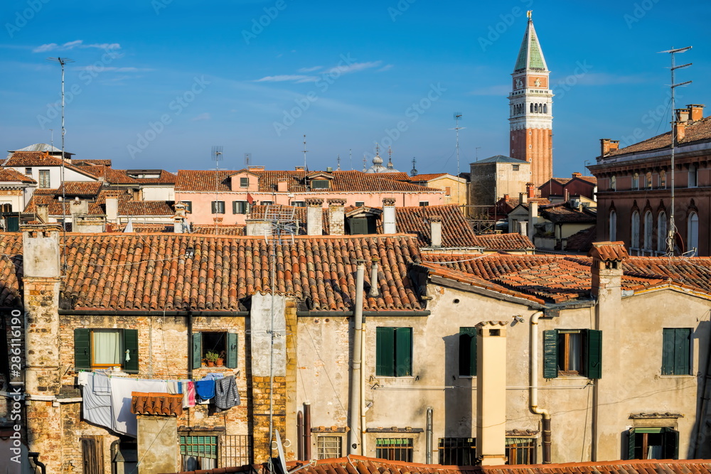 dachlandschaft mit campanile di san marco in venedig, italien