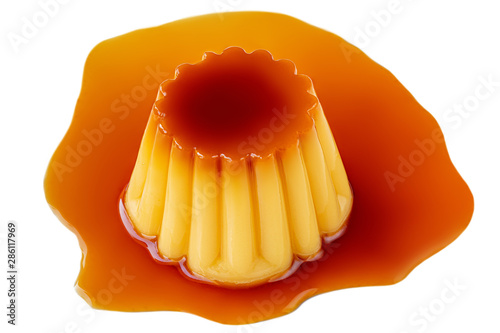 Foto Caramel custard pudding isolated on a white background
