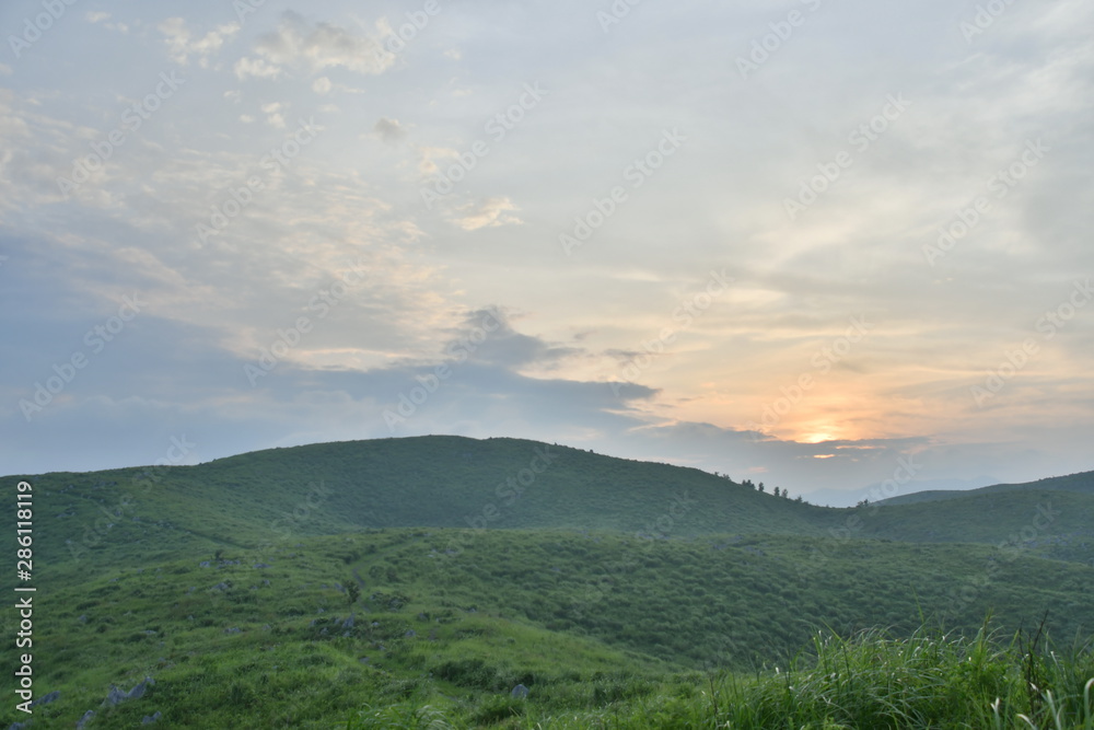 Obraz premium 夕焼け空の秋吉台