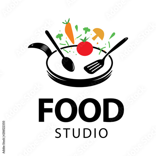 Food studio vector logo. Kitchen tools. Food icon. Cooking logo. Restaurant vector logo template. Cafe logo. Pan icon.