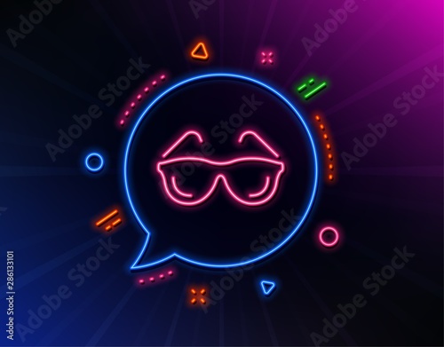 Eyeglasses line icon. Neon laser lights. Oculist clinic sign. Optometry vision symbol. Glow laser speech bubble. Neon lights chat bubble. Banner badge with eyeglasses icon. Vector