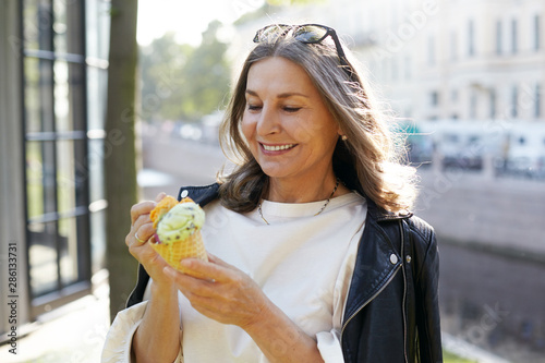 Obraz na płótnie People, age, modern lifestyle, summertime and food concept