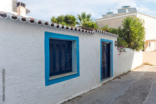 Fototapeta Naklejka Na Ścianę i Meble -  Walking on traditioanal greek streets with white house, Spetses Saronic gulf, Greece