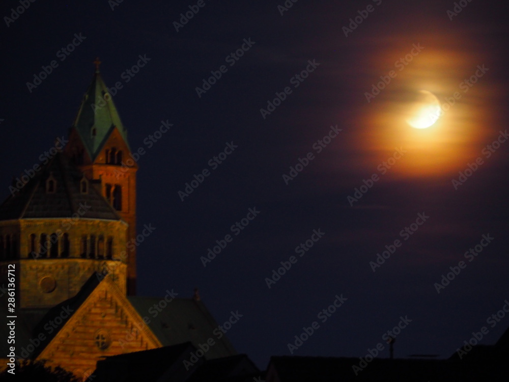 Dom zur Geisterstunde unter schummerigem Mond