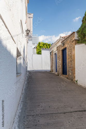 Fototapeta Naklejka Na Ścianę i Meble -  Walking on traditioanal greek streets with white house, Spetses Saronic gulf, Greece