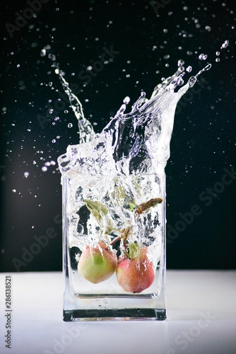 Pommes, plongeants dans un vase rempli d'eau