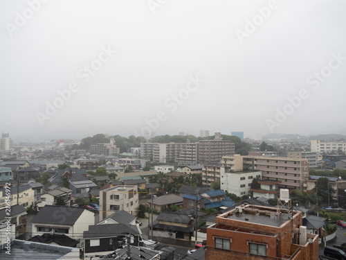 日本の都市風景 雨雲に覆われた街