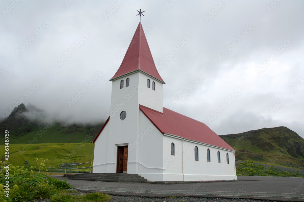 Fototapeta premium eglise isolée en Islande