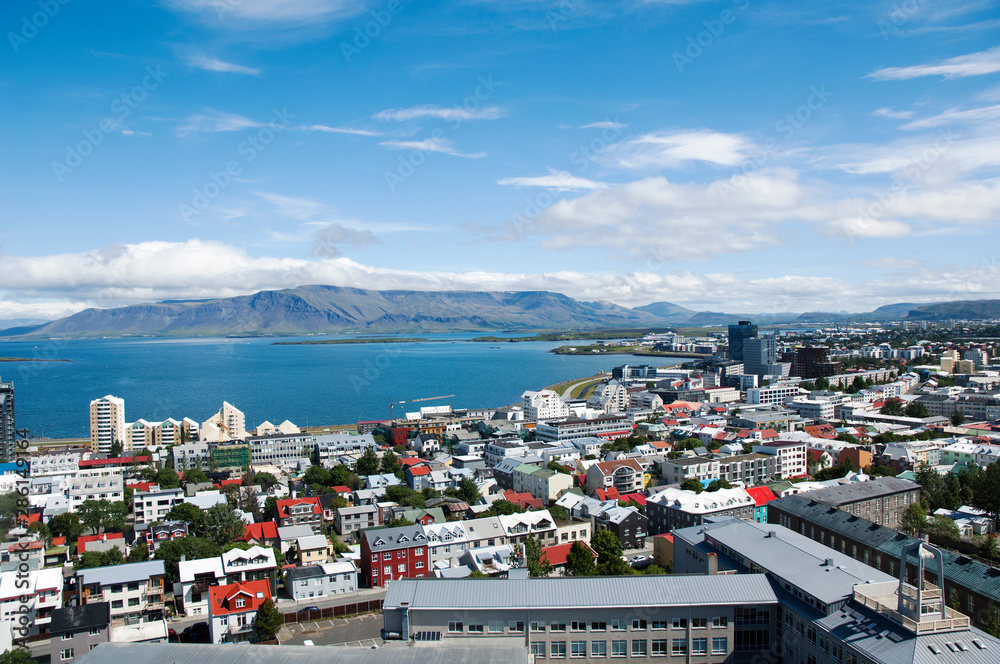ville en Islande près de l'océan