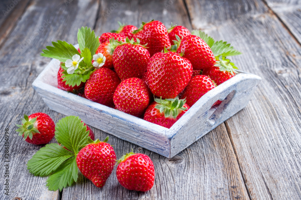 Frische rote Erdbeeren angeboten als closeup in einem Shabby Chic Holz  Tablett mit Textfreiraum Stock Photo | Adobe Stock