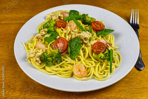 pasta with spinach tomatoes and broccoli