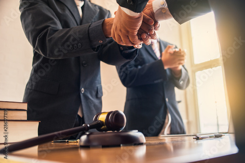Lawyers and businessmen join hands in business After signing the legal consultancy contract