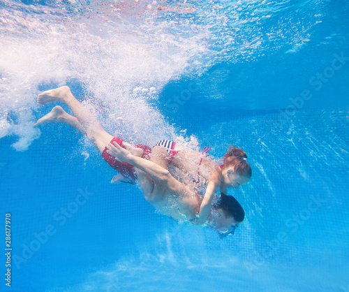 Obraz na płótnie family in swimming pool w salonie