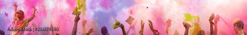 XXXL Breitbild - Holi Fest begeisterte Menschen jubeln auf einem Holifestival, tanzen und werfen mit buntem Holipulver