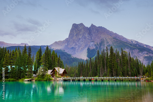 Fototapeta Naklejka Na Ścianę i Meble -  Emerald Lake British Columbia Canadian Rockies