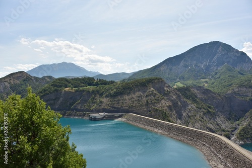 Lac et barrage de Serre-Ponçon (Hautes-Alpes)