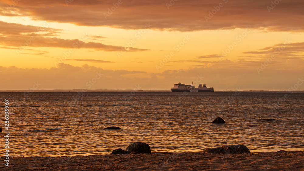 Schiff im Sonnenuntergang  über der Ostsee