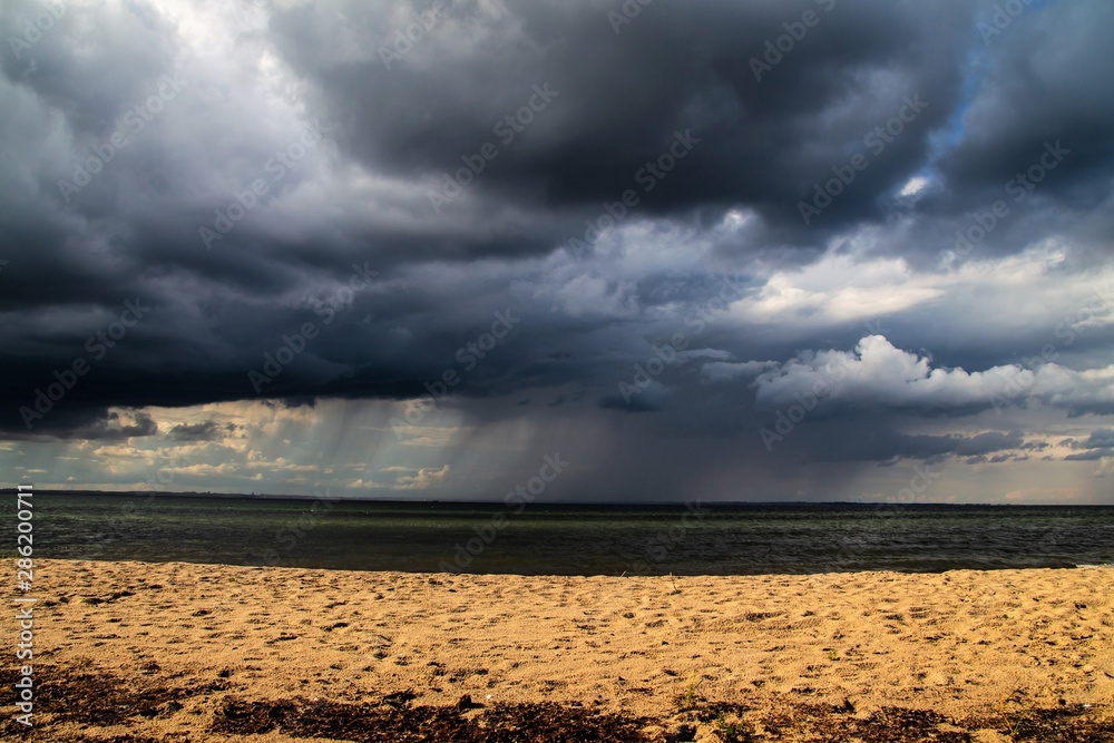 dunkle Wolkenfront über der Ostsee dunkle Wolkenfront über der Ostsee