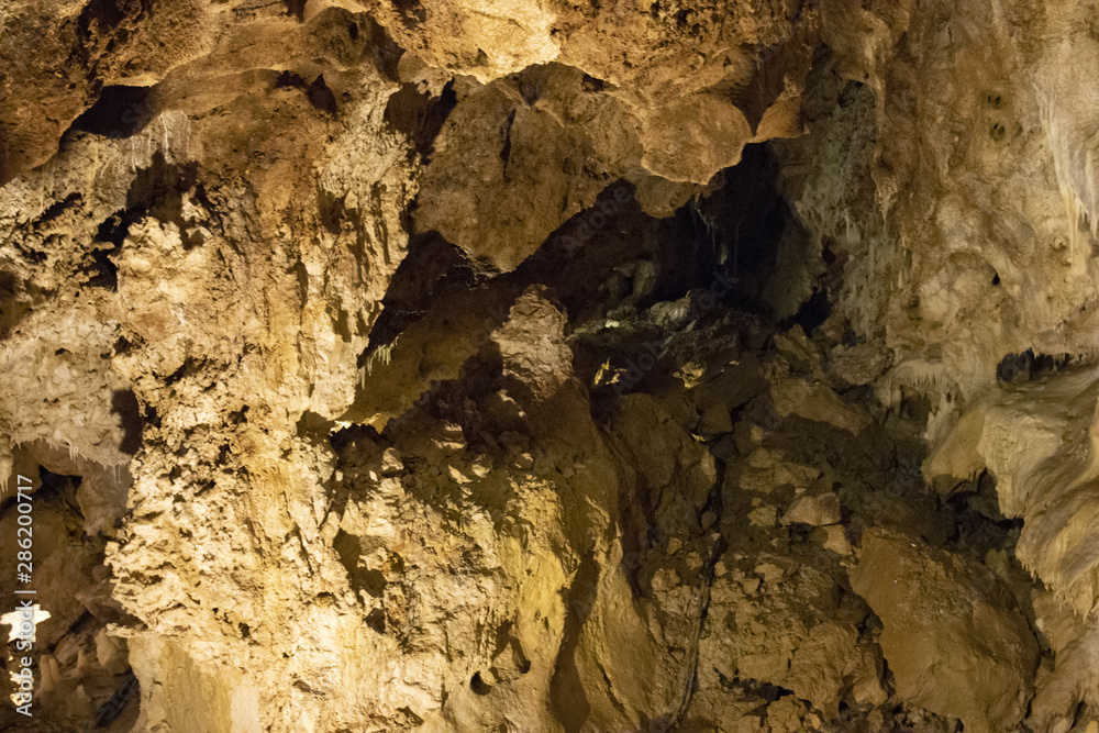 Fototapeta premium grotta con stalattiti e stalagmiti