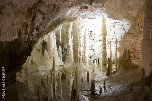 Murais de parede grotta con stalattiti e stalagmiti