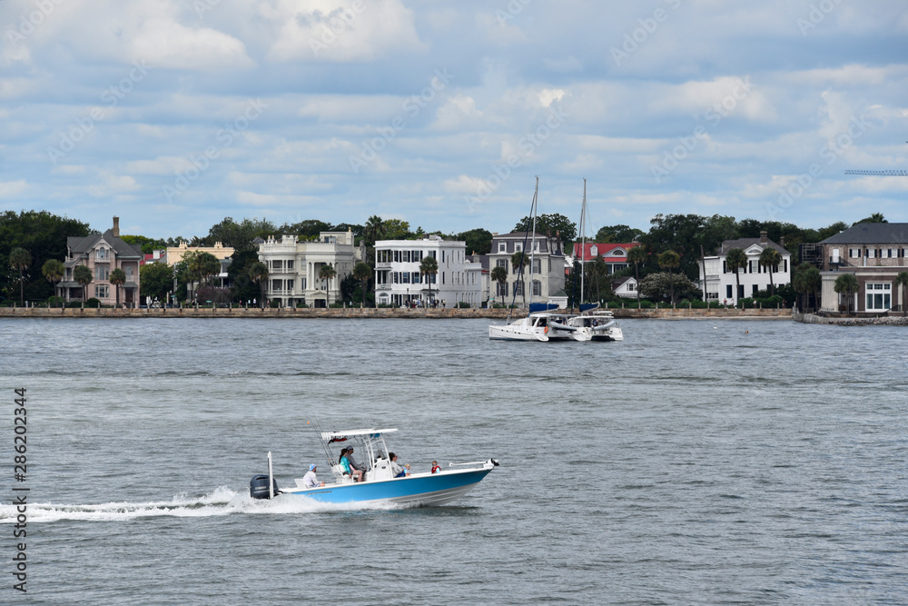 Obraz premium Charleston Harbor fishing boat with coast line 