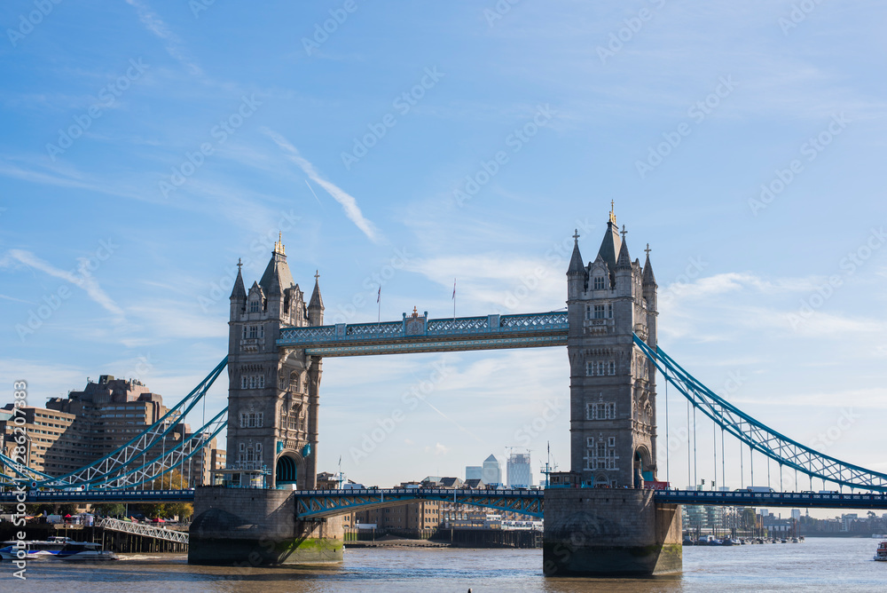 Obraz premium Tower Bridge London blue sky