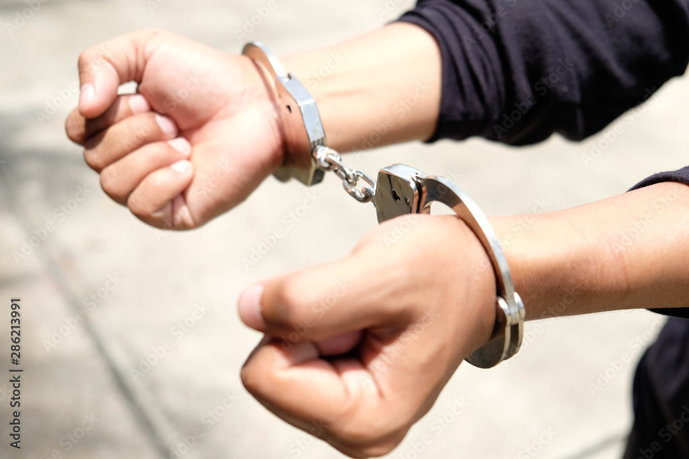 Police control violence in protest, arrest and suppress violence Handcuffing the accused Promoter. Police control violence in protest, arrest and suppress violence Handcuffing the accused Promoter.