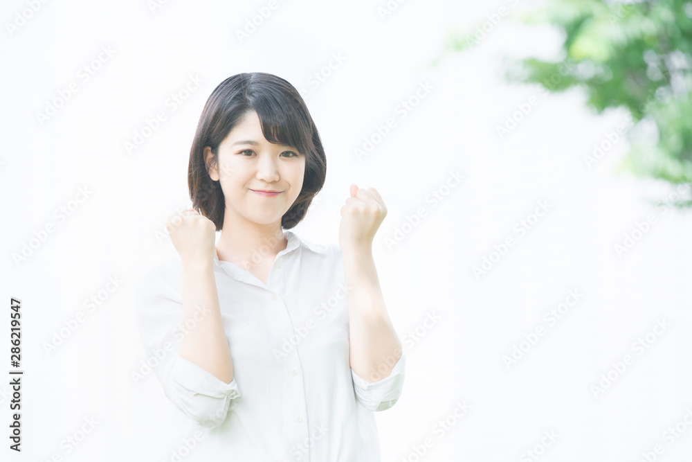 ガッツポーズをする若い女性 ガッツポーズをする若い女性