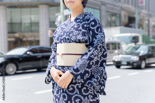 浴衣姿の黒髪女性