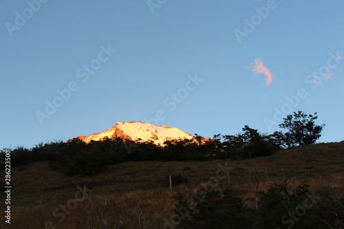 Fotografi Montaña tras la penumbra