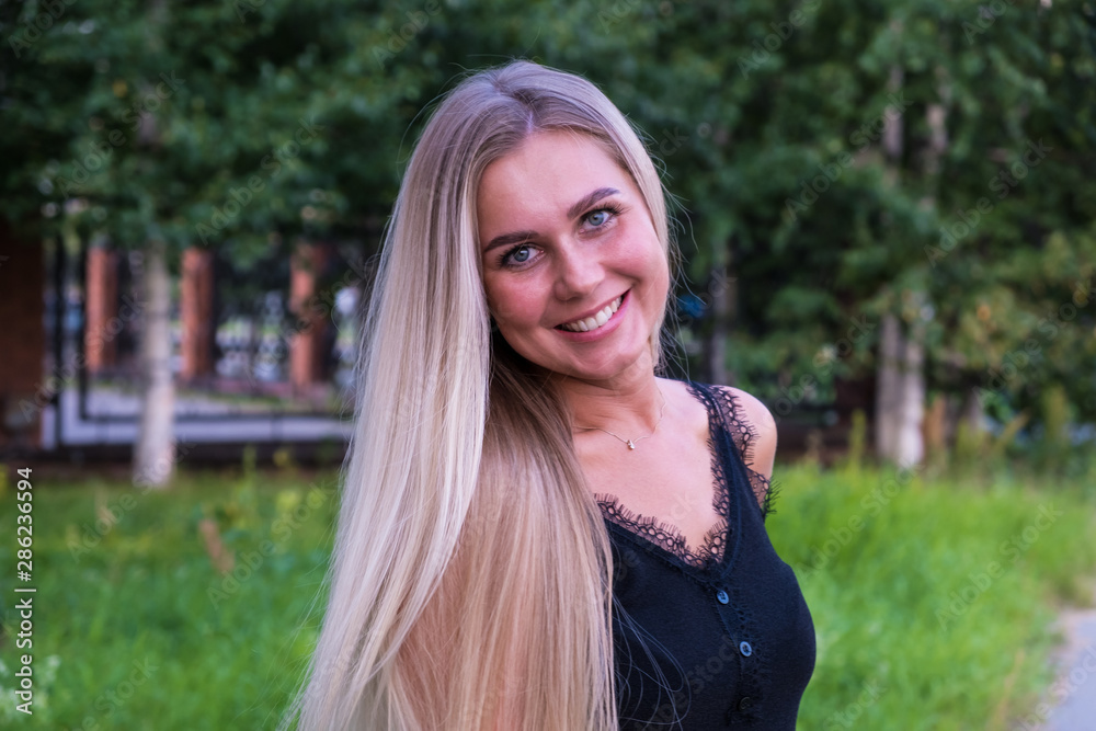 Naklejka premium Portrait of a natural beauty girl with long blonde hair. Hair care concept.