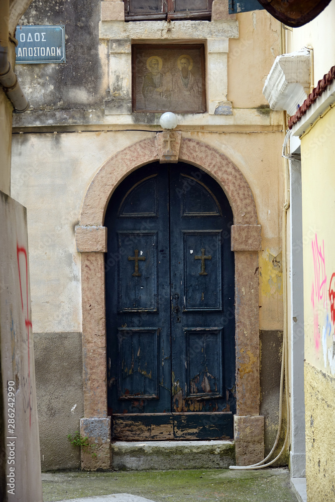 Tür an einem Haus in Korfu-Stadt
