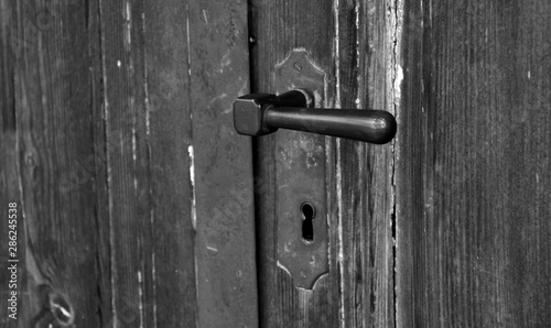 Alte Holztür mit Türklinke - Symbol in Schwarzweiß © Zeitgugga6897