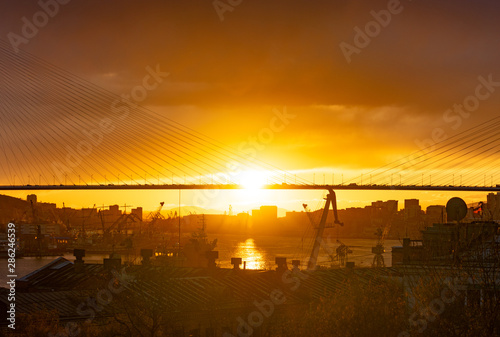 Silhouettes of the port and the Golden bridge