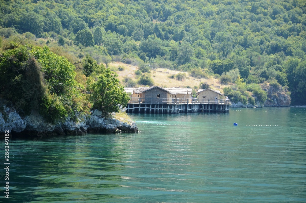 Naklejka premium Macédoine du Nord : Baie des Os et musée de la baie de la baie d’Ohrid (région d’Ohrid)
