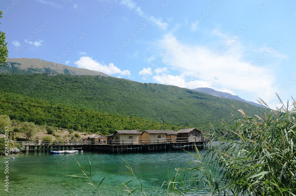 Fototapeta premium Macédoine du Nord : Baie des Os et musée de la baie de la baie d’Ohrid (région d’Ohrid)