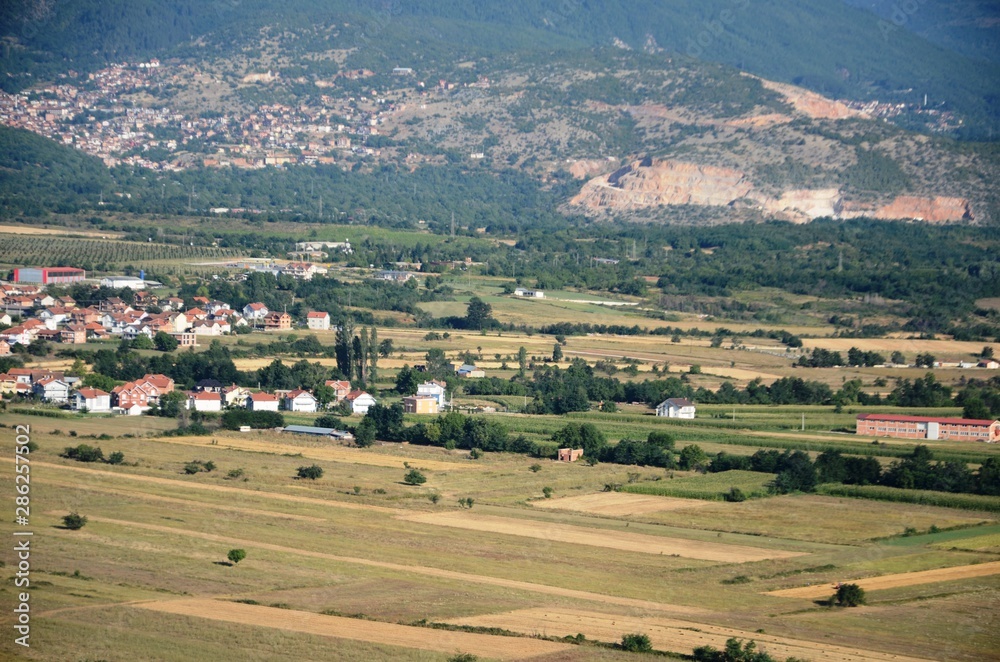 Fototapeta premium Macédoine du Nord : Vues aériennes de la campagne entre Ohrid et Struga depuis une montgolfière