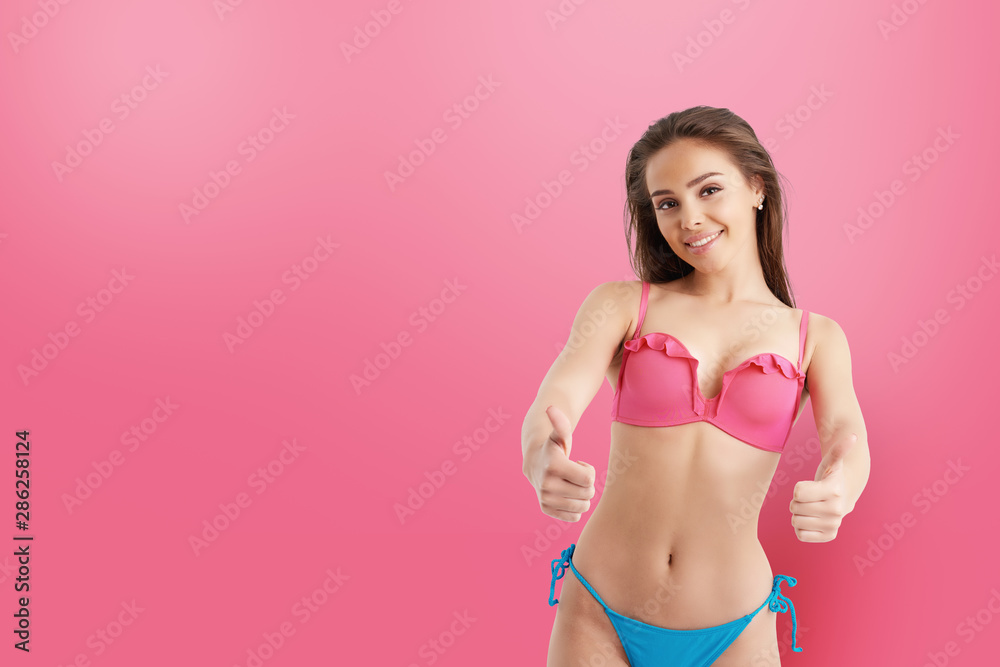 Naklejka premium Happy girl in swimsuit say yes with hand