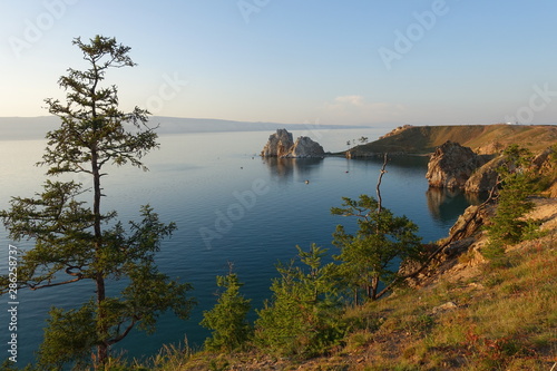 Rocher Shamanka sur le lac Baikal, Russie