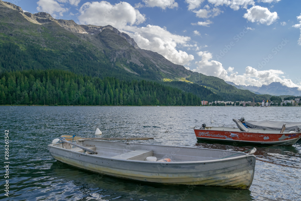 Barche ormeggiate sul lago