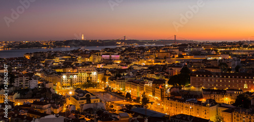 Lisboa al anochecer desde el miradouro da Nossa Senhora do monte