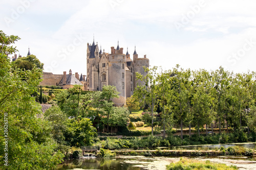 Montreuil-Bellay. Le château et rivière le Thouet. Maine-et-Loire. Pays de Loire 