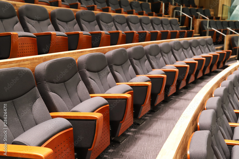 Fototapeta premium Zbliżenie nowych, nowocześnie zaprojektowanych rzędów siedzeń wewnątrz teatru.