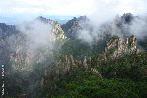 Montagnes Huangshan en Chine dans les nuages