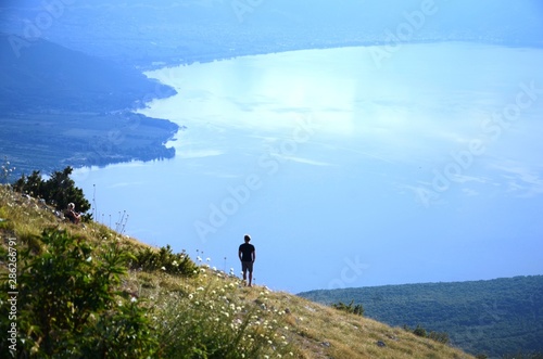 Macédoine du Nord : Vue sur les lacs Ohrid et Prespa depuis le parc national de Galicica et chapelle Saint-Georges (Localité de Baba)