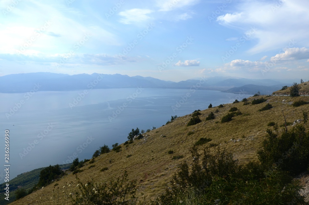 Macédoine du Nord : Vue sur les lacs Ohrid et Prespa depuis le parc national de Galicica et chapelle Saint-Georges (Localité de Baba)
